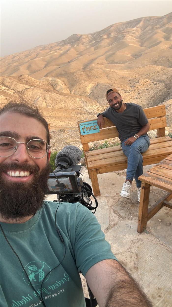 שקד ברנד מצלם בנוף מדברי